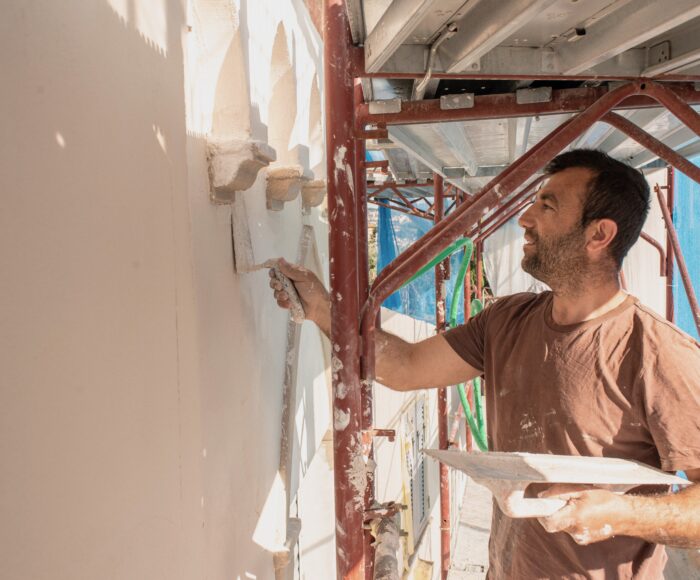 Applicazione professionale di intonaco su parete esterna, eseguita con cura e resistenza agli agenti atmosferici da Azzurra Costruzioni