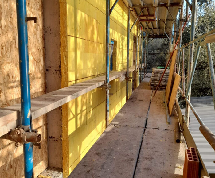 Applicazione di isolamento termico in un edificio da parte di Azzurra Costruzioni