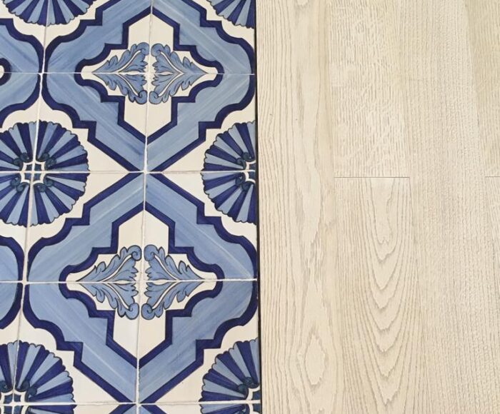 Installazione di rivestimenti in piastrelle realizzata da Azzurra Costruzioni