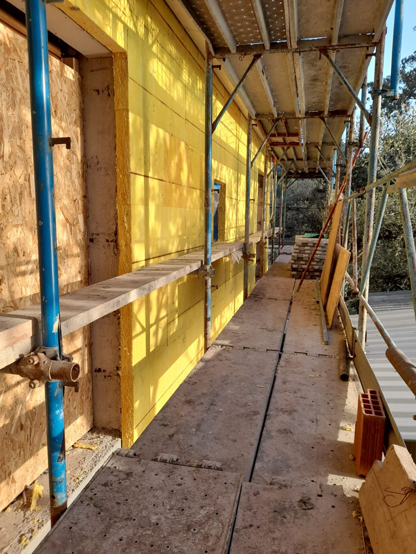 Applicazione di isolamento termico in un edificio da parte di Azzurra Costruzioni