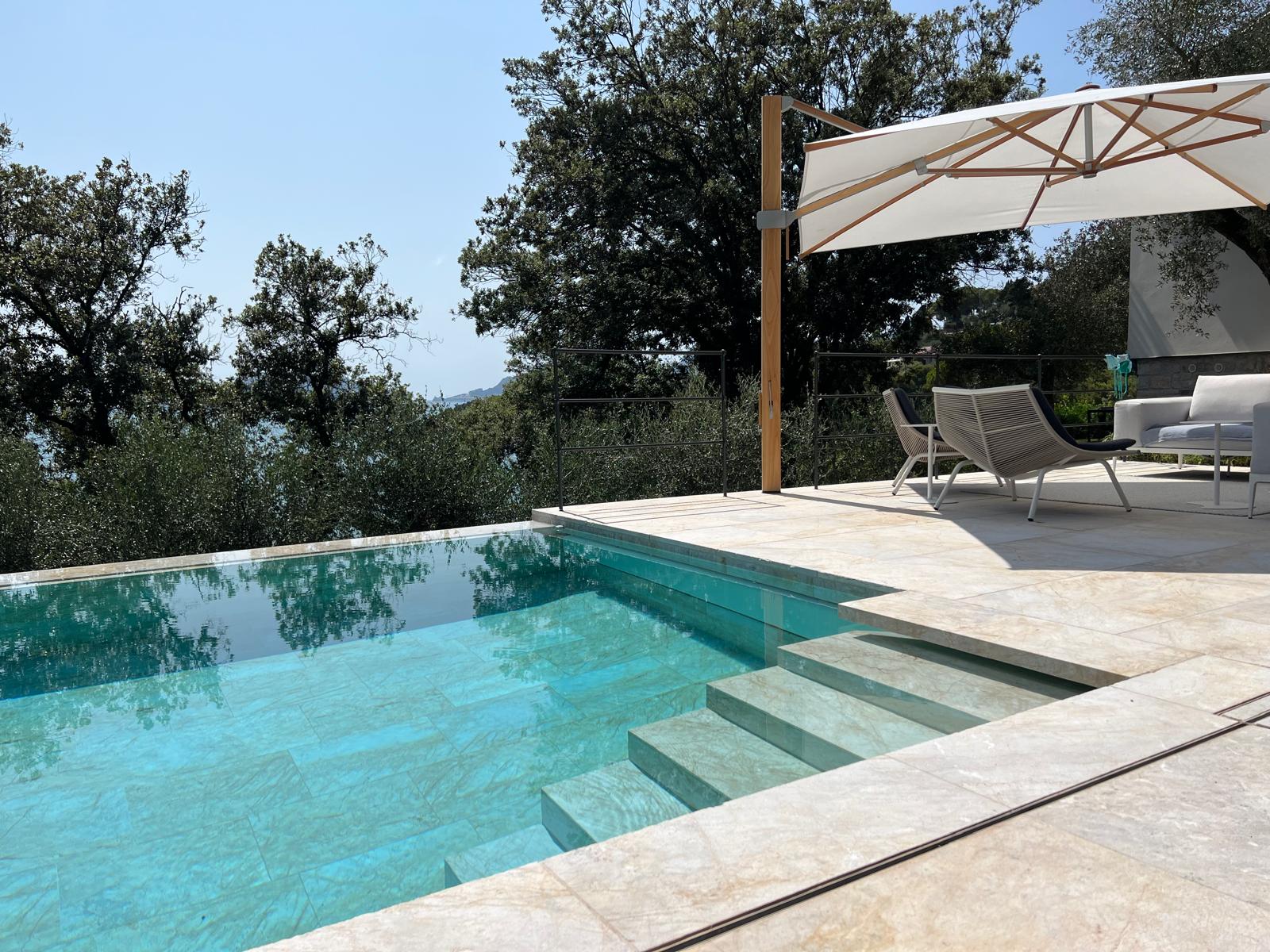 Piscina moderna e di ottima fattura fatta da Azzurra Costruzioni presso la località lericina della Caletta, Fiascherino.