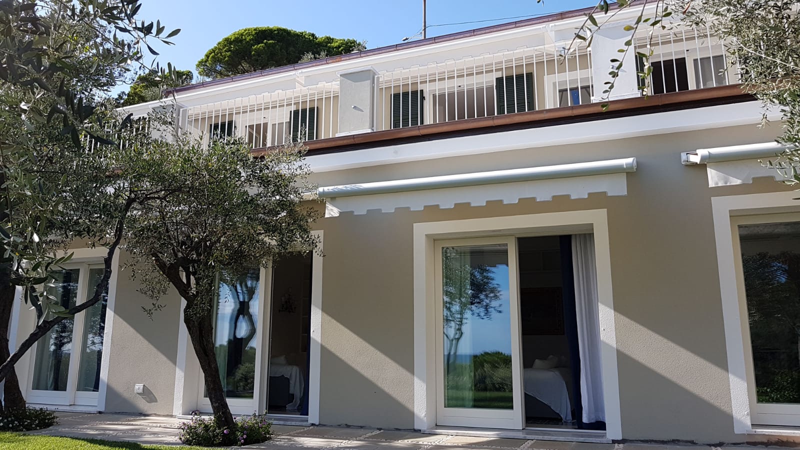 Cantiere finito di una nuova costruzione moderna ed elegante eseguita da Azzurra Costruzioni
